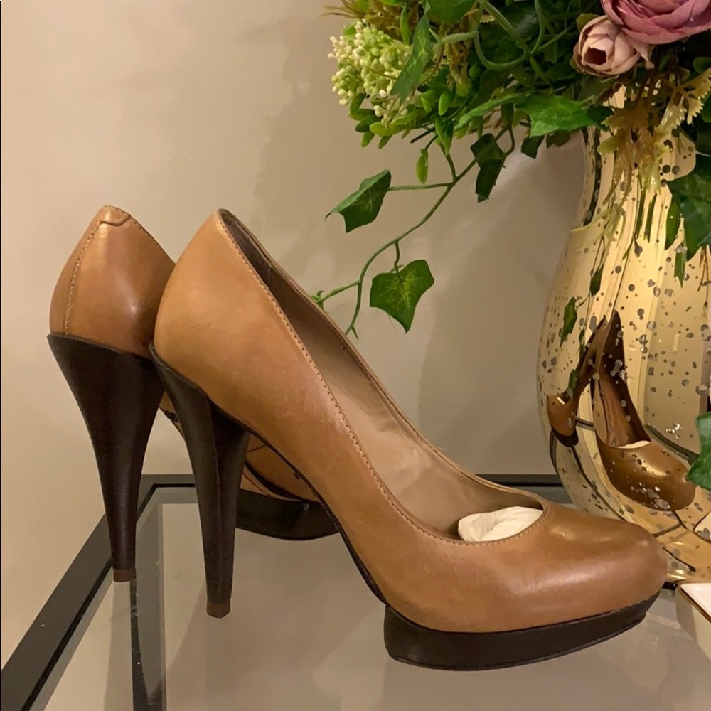 Tan pumps - Picture 2 of 4